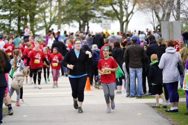 Fond du Lac, Wisconsin / USA - 11 Mayıs 2019: Pek çok toplum üyesi, yerel Kadın Örgütü 'ne destek olmak için Kaçak Kızlar' a katıldı.