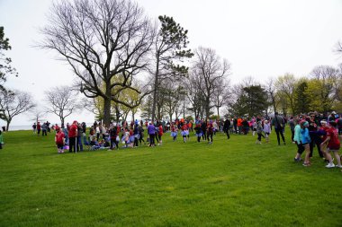 Fond du Lac, Wisconsin / USA - 11 Mayıs 2019: Pek çok toplum üyesi, yerel Kadın Örgütü 'ne destek olmak için Kaçak Kızlar' a katıldı.