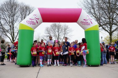 Fond du Lac, Wisconsin / USA - 11 Mayıs 2019: Pek çok toplum üyesi, yerel Kadın Örgütü 'ne destek olmak için Kaçak Kızlar' a katıldı.