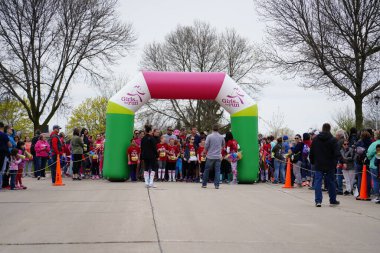 Fond du Lac, Wisconsin / USA - 11 Mayıs 2019: Pek çok toplum üyesi, yerel Kadın Örgütü 'ne destek olmak için Kaçak Kızlar' a katıldı.