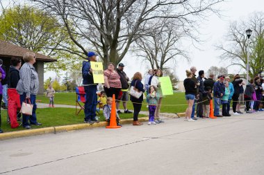 Fond du Lac, Wisconsin / USA - 11 Mayıs 2019: Pek çok toplum üyesi, yerel Kadın Örgütü 'ne destek olmak için Kaçak Kızlar' a katıldı.