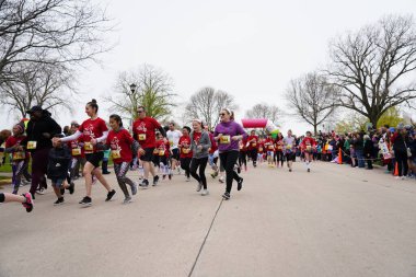 Fond du Lac, Wisconsin / USA - 11 Mayıs 2019: Pek çok toplum üyesi, yerel Kadın Örgütü 'ne destek olmak için Kaçak Kızlar' a katıldı.