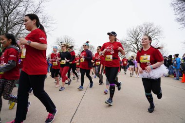Fond du Lac, Wisconsin / USA - 11 Mayıs 2019: Pek çok toplum üyesi, yerel Kadın Örgütü 'ne destek olmak için Kaçak Kızlar' a katıldı.