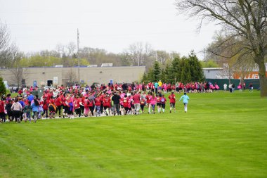 Fond du Lac, Wisconsin / USA - 11 Mayıs 2019: Pek çok toplum üyesi, yerel Kadın Örgütü 'ne destek olmak için Kaçak Kızlar' a katıldı.