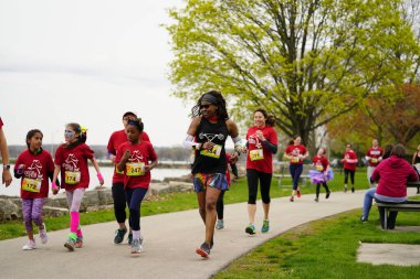 Fond du Lac, Wisconsin / USA - 11 Mayıs 2019: Pek çok toplum üyesi, yerel Kadın Örgütü 'ne destek olmak için Kaçak Kızlar' a katıldı.