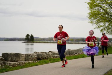 Fond du Lac, Wisconsin / USA - 11 Mayıs 2019: Pek çok toplum üyesi, yerel Kadın Örgütü 'ne destek olmak için Kaçak Kızlar' a katıldı.