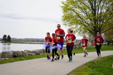 Fond du Lac, Wisconsin / USA - 11 Mayıs 2019: Pek çok toplum üyesi, yerel Kadın Örgütü 'ne destek olmak için Kaçak Kızlar' a katıldı.