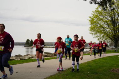 Fond du Lac, Wisconsin / USA - 11 Mayıs 2019: Pek çok toplum üyesi, yerel Kadın Örgütü 'ne destek olmak için Kaçak Kızlar' a katıldı.