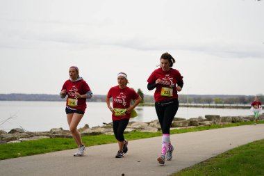Fond du Lac, Wisconsin / USA - 11 Mayıs 2019: Pek çok toplum üyesi, yerel Kadın Örgütü 'ne destek olmak için Kaçak Kızlar' a katıldı.