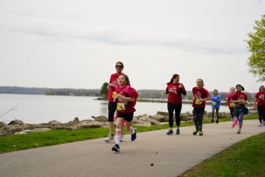 Fond du Lac, Wisconsin / USA - 11 Mayıs 2019: Pek çok toplum üyesi, yerel Kadın Örgütü 'ne destek olmak için Kaçak Kızlar' a katıldı.