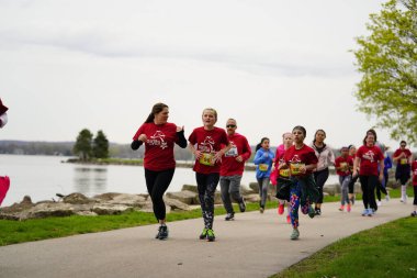 Fond du Lac, Wisconsin / USA - 11 Mayıs 2019: Pek çok toplum üyesi, yerel Kadın Örgütü 'ne destek olmak için Kaçak Kızlar' a katıldı.