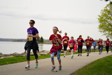 Fond du Lac, Wisconsin / USA - 11 Mayıs 2019: Pek çok toplum üyesi, yerel Kadın Örgütü 'ne destek olmak için Kaçak Kızlar' a katıldı.