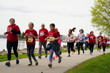 Fond du Lac, Wisconsin / USA - 11 Mayıs 2019: Pek çok toplum üyesi, yerel Kadın Örgütü 'ne destek olmak için Kaçak Kızlar' a katıldı.