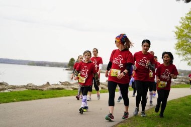 Fond du Lac, Wisconsin / USA - 11 Mayıs 2019: Pek çok toplum üyesi, yerel Kadın Örgütü 'ne destek olmak için Kaçak Kızlar' a katıldı.