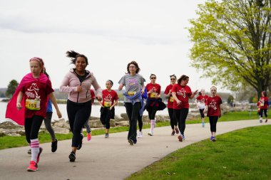 Fond du Lac, Wisconsin / USA - 11 Mayıs 2019: Pek çok toplum üyesi, yerel Kadın Örgütü 'ne destek olmak için Kaçak Kızlar' a katıldı.