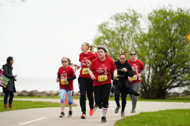 Fond du Lac, Wisconsin / USA - 11 Mayıs 2019: Pek çok toplum üyesi, yerel Kadın Örgütü 'ne destek olmak için Kaçak Kızlar' a katıldı.