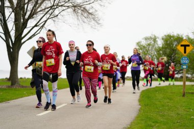 Fond du Lac, Wisconsin / USA - 11 Mayıs 2019: Pek çok toplum üyesi, yerel Kadın Örgütü 'ne destek olmak için Kaçak Kızlar' a katıldı.