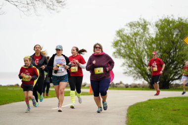 Fond du Lac, Wisconsin / USA - 11 Mayıs 2019: Pek çok toplum üyesi, yerel Kadın Örgütü 'ne destek olmak için Kaçak Kızlar' a katıldı.