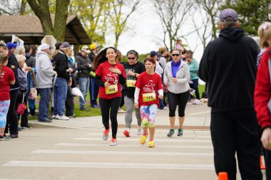 Fond du Lac, Wisconsin / USA - 11 Mayıs 2019: Pek çok toplum üyesi, yerel Kadın Örgütü 'ne destek olmak için Kaçak Kızlar' a katıldı.