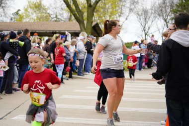 Fond du Lac, Wisconsin / USA - 11 Mayıs 2019: Pek çok toplum üyesi, yerel Kadın Örgütü 'ne destek olmak için Kaçak Kızlar' a katıldı.