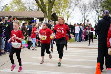 Fond du Lac, Wisconsin / USA - 11 Mayıs 2019: Pek çok toplum üyesi, yerel Kadın Örgütü 'ne destek olmak için Kaçak Kızlar' a katıldı.