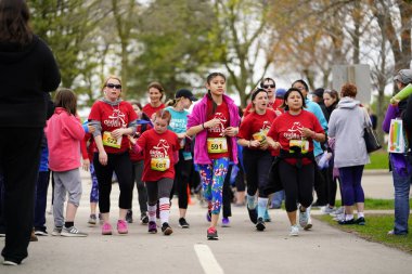 Fond du Lac, Wisconsin / USA - 11 Mayıs 2019: Pek çok toplum üyesi, yerel Kadın Örgütü 'ne destek olmak için Kaçak Kızlar' a katıldı.