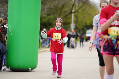 Fond du Lac, Wisconsin / USA - 11 Mayıs 2019: Pek çok toplum üyesi, yerel Kadın Örgütü 'ne destek olmak için Kaçak Kızlar' a katıldı.