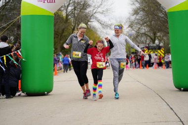 Fond du Lac, Wisconsin / USA - 11 Mayıs 2019: Pek çok toplum üyesi, yerel Kadın Örgütü 'ne destek olmak için Kaçak Kızlar' a katıldı.