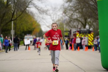 Fond du Lac, Wisconsin / USA - 11 Mayıs 2019: Pek çok toplum üyesi, yerel Kadın Örgütü 'ne destek olmak için Kaçak Kızlar' a katıldı.