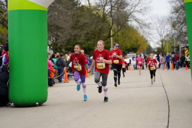 Fond du Lac, Wisconsin / USA - 11 Mayıs 2019: Pek çok toplum üyesi, yerel Kadın Örgütü 'ne destek olmak için Kaçak Kızlar' a katıldı.