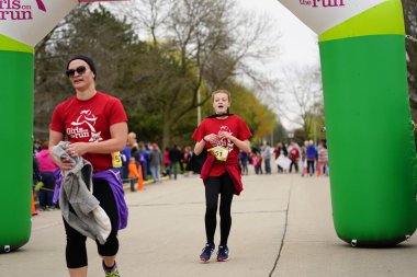 Fond du Lac, Wisconsin / USA - 11 Mayıs 2019: Pek çok toplum üyesi, yerel Kadın Örgütü 'ne destek olmak için Kaçak Kızlar' a katıldı.