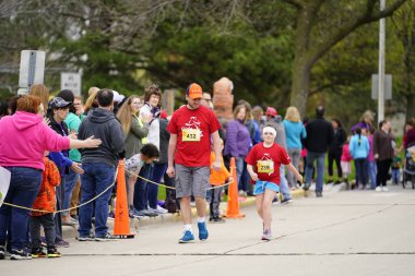 Fond du Lac, Wisconsin / USA - 11 Mayıs 2019: Pek çok toplum üyesi, yerel Kadın Örgütü 'ne destek olmak için Kaçak Kızlar' a katıldı.