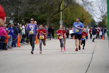 Fond du Lac, Wisconsin / USA - 11 Mayıs 2019: Pek çok toplum üyesi, yerel Kadın Örgütü 'ne destek olmak için Kaçak Kızlar' a katıldı.