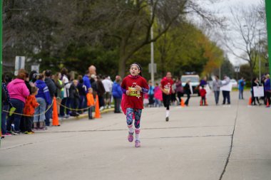 Fond du Lac, Wisconsin / USA - 11 Mayıs 2019: Pek çok toplum üyesi, yerel Kadın Örgütü 'ne destek olmak için Kaçak Kızlar' a katıldı.