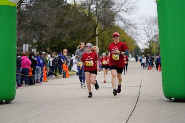 Fond du Lac, Wisconsin / USA - 11 Mayıs 2019: Pek çok toplum üyesi, yerel Kadın Örgütü 'ne destek olmak için Kaçak Kızlar' a katıldı.