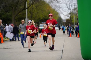 Fond du Lac, Wisconsin / USA - 11 Mayıs 2019: Pek çok toplum üyesi, yerel Kadın Örgütü 'ne destek olmak için Kaçak Kızlar' a katıldı.