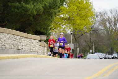 Fond du Lac, Wisconsin / USA - 11 Mayıs 2019: Pek çok toplum üyesi, yerel Kadın Örgütü 'ne destek olmak için Kaçak Kızlar' a katıldı.