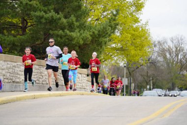 Fond du Lac, Wisconsin / USA - 11 Mayıs 2019: Pek çok toplum üyesi, yerel Kadın Örgütü 'ne destek olmak için Kaçak Kızlar' a katıldı.