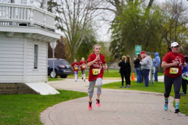 Fond du Lac, Wisconsin / USA - 11 Mayıs 2019: Pek çok toplum üyesi, yerel Kadın Örgütü 'ne destek olmak için Kaçak Kızlar' a katıldı.