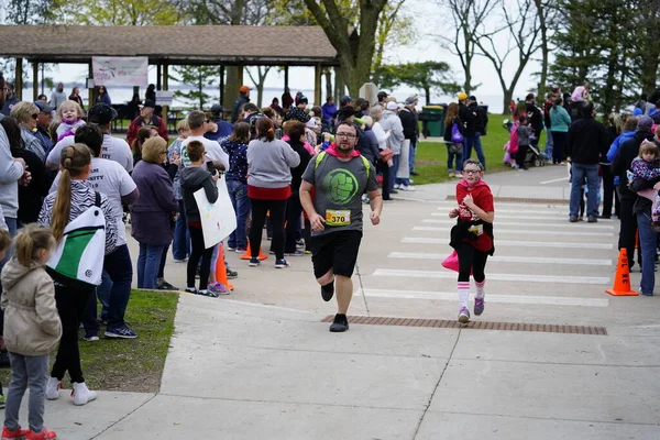 Fond du Lac, Wisconsin / USA - 11 Mayıs 2019: Pek çok toplum üyesi, yerel Kadın Örgütü 'ne destek olmak için Kaçak Kızlar' a katıldı.