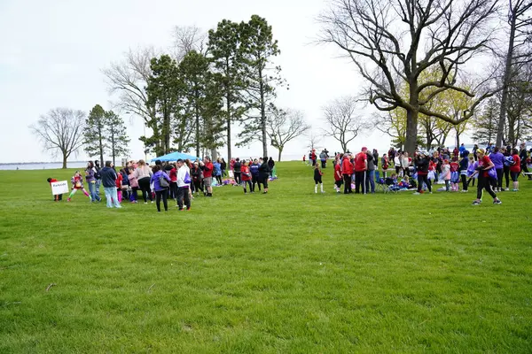 Fond du Lac, Wisconsin / USA - 11 Mayıs 2019: Pek çok toplum üyesi, yerel Kadın Örgütü 'ne destek olmak için Kaçak Kızlar' a katıldı.