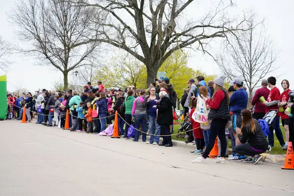 Fond du Lac, Wisconsin / USA - 11 Mayıs 2019: Pek çok toplum üyesi, yerel Kadın Örgütü 'ne destek olmak için Kaçak Kızlar' a katıldı.