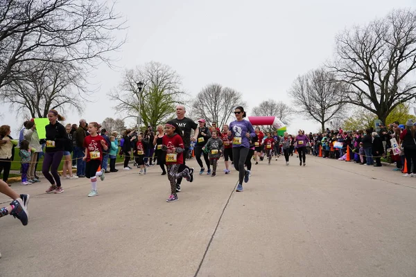 Fond du Lac, Wisconsin / USA - 11 Mayıs 2019: Pek çok toplum üyesi, yerel Kadın Örgütü 'ne destek olmak için Kaçak Kızlar' a katıldı.