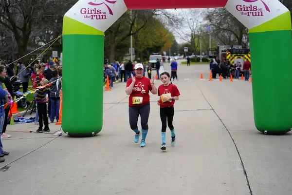 Fond du Lac, Wisconsin / USA - 11 Mayıs 2019: Pek çok toplum üyesi, yerel Kadın Örgütü 'ne destek olmak için Kaçak Kızlar' a katıldı.