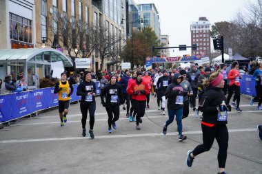 Madison, Wisconsin / ABD - 10 Kasım 2019: Birçok koşucu ve koşucu ve koşucu MADISON MARATHON 'a SSM HASTANESİ tarafından sunuldu.