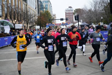 Madison, Wisconsin / ABD - 10 Kasım 2019: Birçok koşucu ve koşucu ve koşucu MADISON MARATHON 'a SSM HASTANESİ tarafından sunuldu.