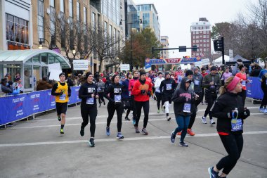 Madison, Wisconsin / ABD - 10 Kasım 2019: Birçok koşucu ve koşucu ve koşucu MADISON MARATHON 'a SSM HASTANESİ tarafından sunuldu.