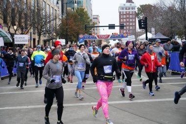 Madison, Wisconsin / ABD - 10 Kasım 2019: Birçok koşucu ve koşucu ve koşucu MADISON MARATHON 'a SSM HASTANESİ tarafından sunuldu.