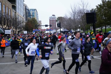 Madison, Wisconsin / ABD - 10 Kasım 2019: Birçok koşucu ve koşucu ve koşucu MADISON MARATHON 'a SSM HASTANESİ tarafından sunuldu.