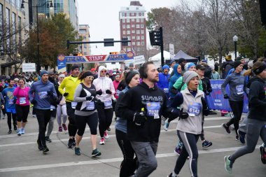 Madison, Wisconsin / ABD - 10 Kasım 2019: Birçok koşucu ve koşucu ve koşucu MADISON MARATHON 'a SSM HASTANESİ tarafından sunuldu.
